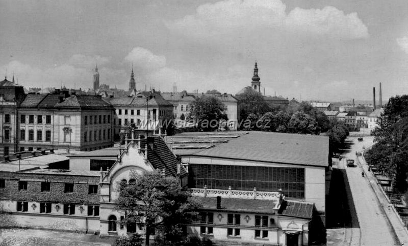zameckyokruh (8).jpg - Fotografie z doby přestavby původní budovy do dnešní podoby.